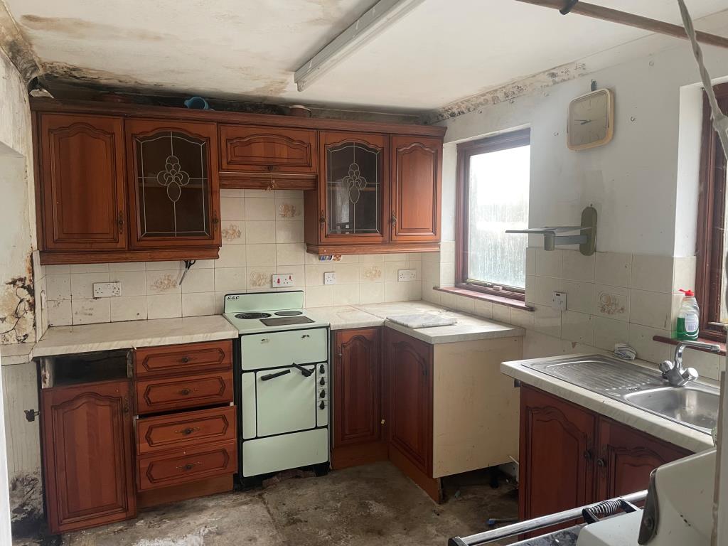 Lot: 23 - TERRACED HOUSE WITH ADDITIONAL ONE-BEDROOM DWELLING, GARAGE, OUTBUILDING AND LARGE GARDEN SPACE - Kitchen in principal dwelling